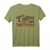 Tattoo Tee Coffee And Tattoos - Lustiges Geschenk für Mütter und Großmütter mit Tattoos zum Mother's Day & Geburtstag