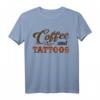 Tattoo Tee Coffee And Tattoos - Lustiges Geschenk für Mütter und Großmütter mit Tattoos zum Mother's Day & Geburtstag