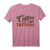 Tattoo Tee Coffee And Tattoos - Lustiges Geschenk für Mütter und Großmütter mit Tattoos zum Mother's Day & Geburtstag