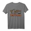 Tattoo Tee Coffee And Tattoos - Lustiges Geschenk für Mütter und Großmütter mit Tattoos zum Mother's Day & Geburtstag