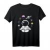 Astronaut Meditating LGBT-Q Funny Yoga Zen Ally Pride Flag T-Shirt – Unterstütze Gleichheit & Feiere Pride Month mit Humor