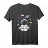 Astronaut Meditating LGBT-Q Funny Yoga Zen Ally Pride Flag T-Shirt – Unterstütze Gleichheit & Feiere Pride Month mit Humor