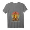 Damen & Herren Funny Vintage Retro 'Let That Shit Go Buddha' Yoga T-Shirt mit V-Ausschnitt – Perfekt für Meditation, Yoga & als Geschenk für Yoga-Liebhaber