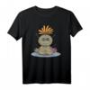 Lustiges Voodoo Puppe mit Chakra Steinen im Yoga Lotussitz T-Shirt – Perfektes Geschenk für Yogis, Yoga-Lehrer & Chakra-Enthusiasten