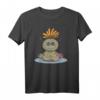 Lustiges Voodoo Puppe mit Chakra Steinen im Yoga Lotussitz T-Shirt – Perfektes Geschenk für Yogis, Yoga-Lehrer & Chakra-Enthusiasten