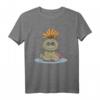 Lustiges Voodoo Puppe mit Chakra Steinen im Yoga Lotussitz T-Shirt – Perfektes Geschenk für Yogis, Yoga-Lehrer & Chakra-Enthusiasten