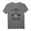 All I Need Is Love Yoga and My Dog T-Shirt - Perfektes Geschenk für Hundeliebhaber und Yogis für Yogastunden, Mediation & Zuhause